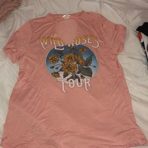 TRENDY Wild Roses Tour shirt! NEVER WORN